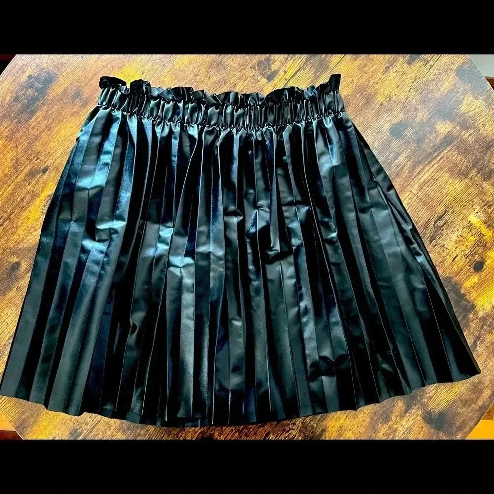 Jolie & Joy by FCT with Love woman’s pleated pleather mini skirt